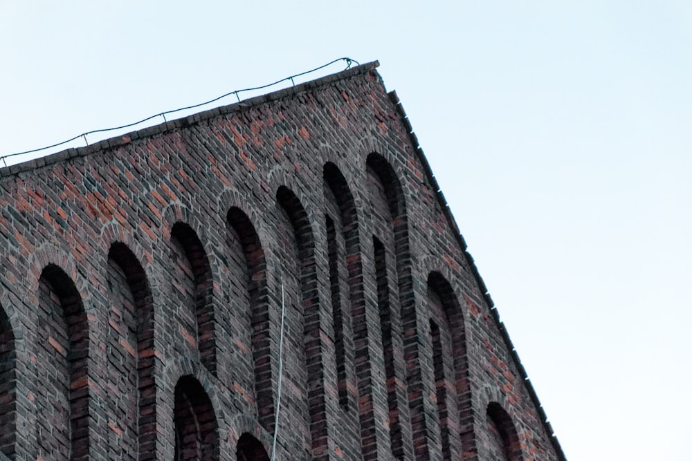 un edificio in mattoni molto alto con un orologio su un lato