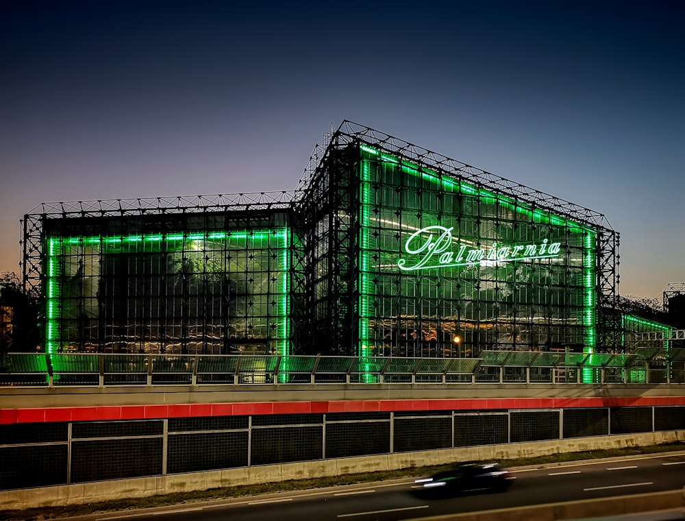 un grand bâtiment avec beaucoup de lumières dessus