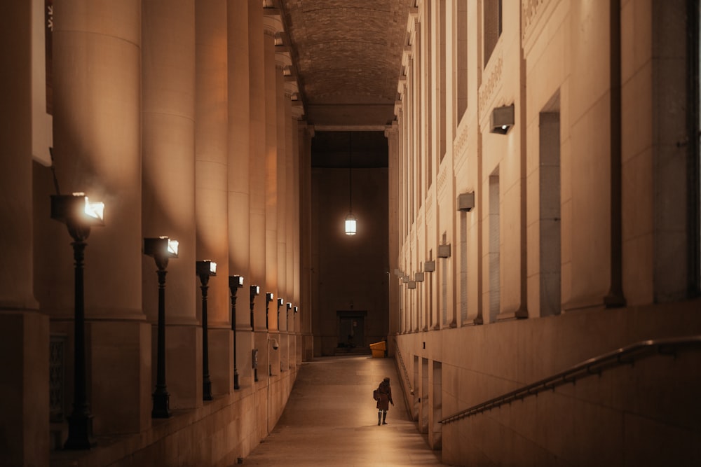 une personne marchant dans un couloir d’un immeuble