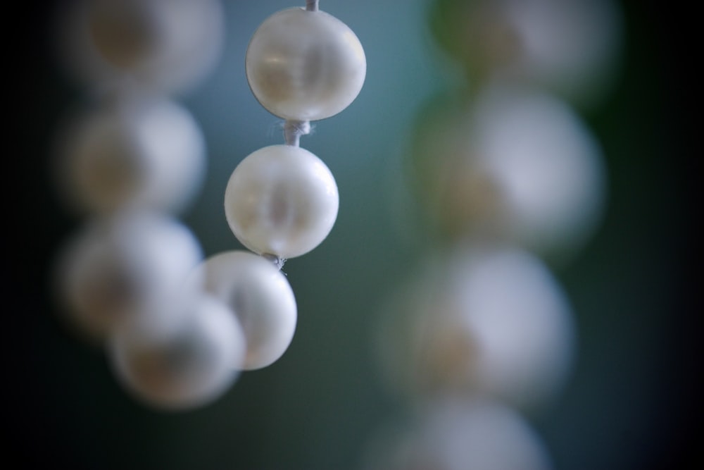 un groupe de perles blanches suspendues à un fil