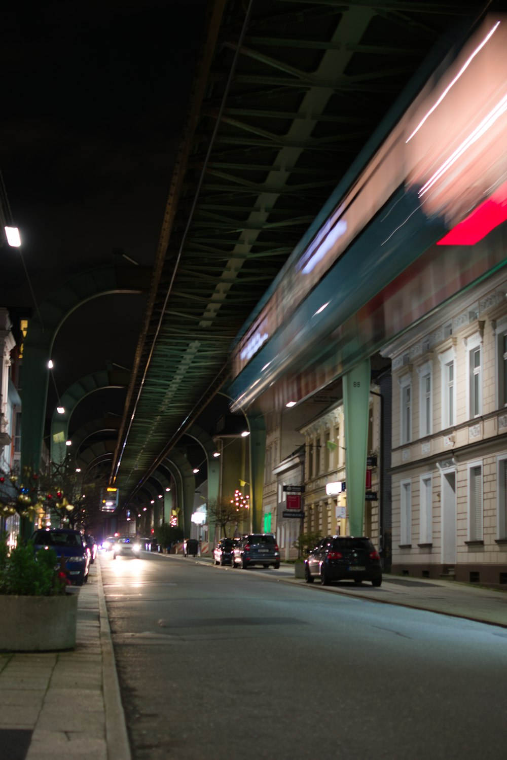 Ein verschwommenes Foto einer nächtlichen Stadtstraße