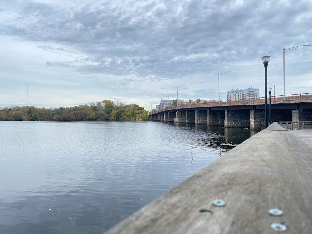 Una vista de un puente sobre un cuerpo de agua