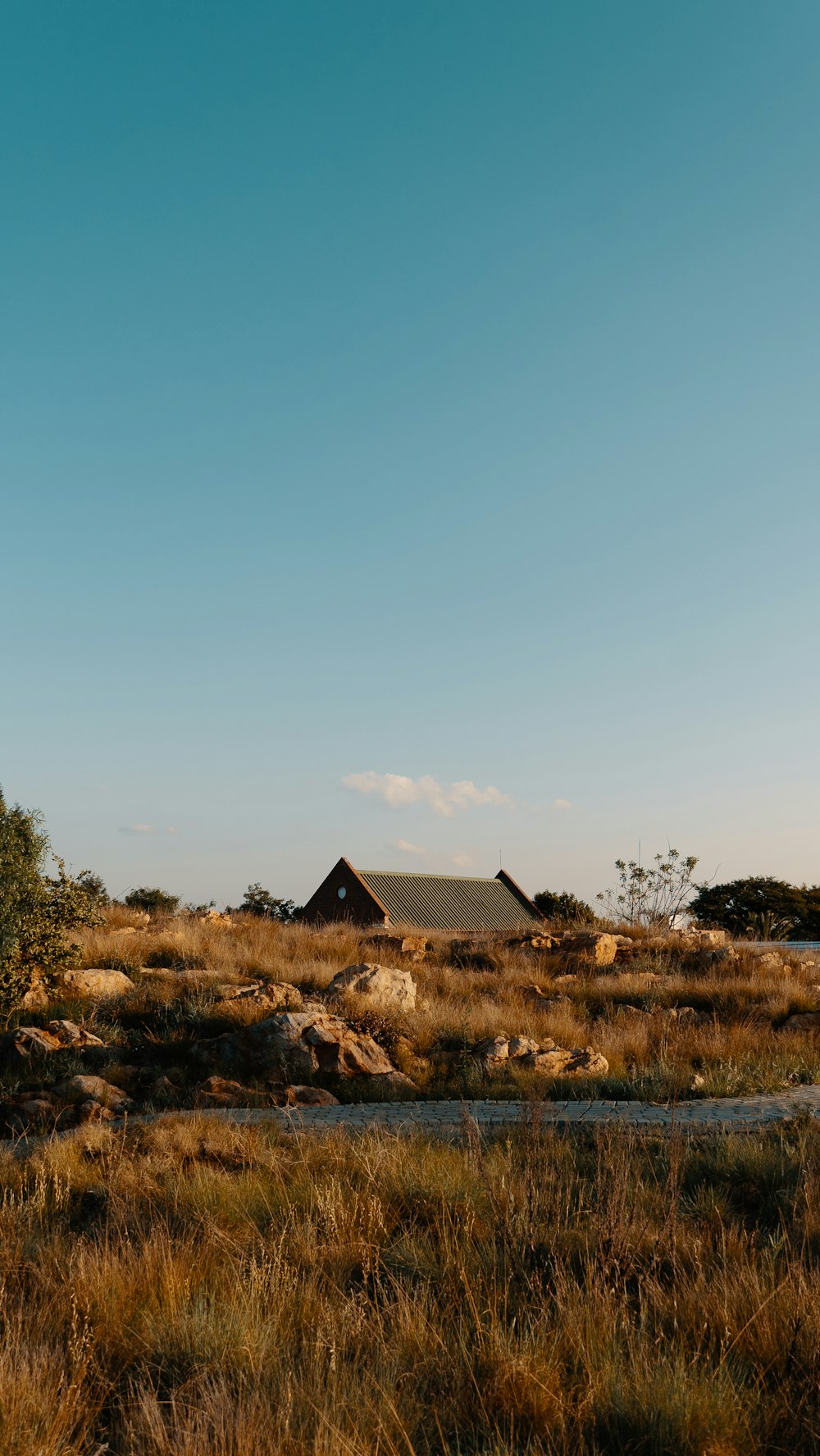 um campo com uma casa ao longe