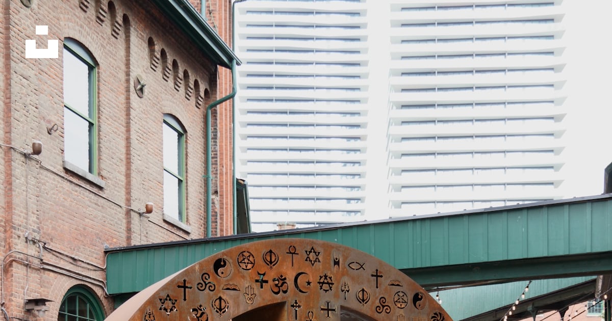 A large metal peace sign sitting on top of a sidewalk photo – Free Town ...