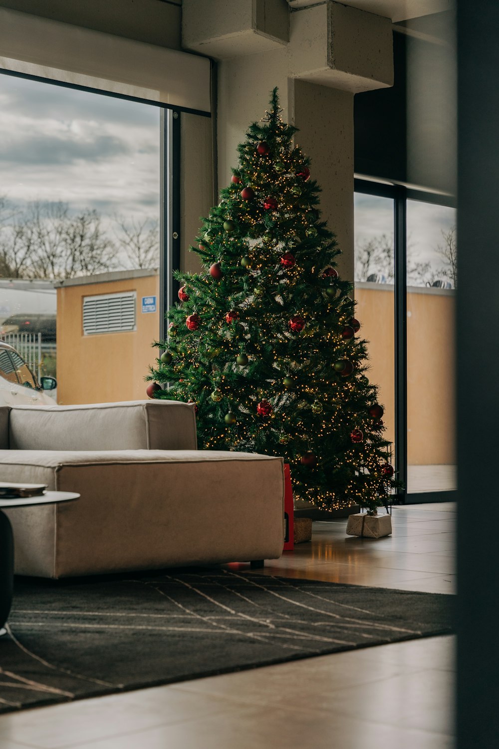 ein Wohnzimmer mit Möbeln und einem Weihnachtsbaum