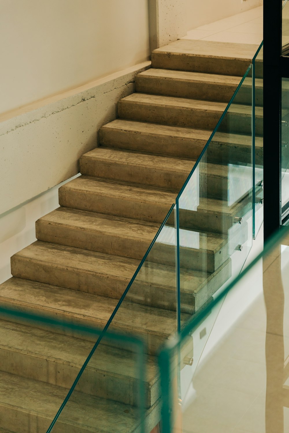 Un conjunto de escaleras en un edificio con barandillas de vidrio