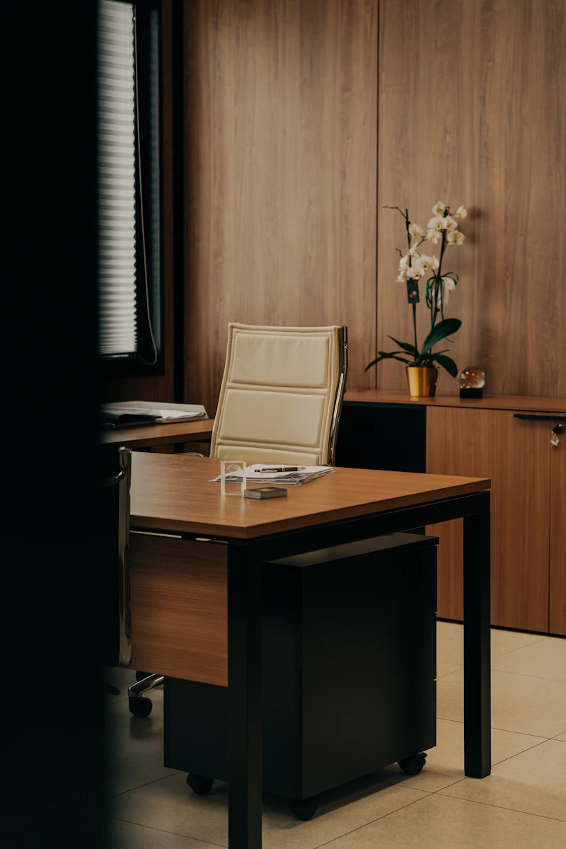 Rustige werkkamer met antiek bureau en boekenkast