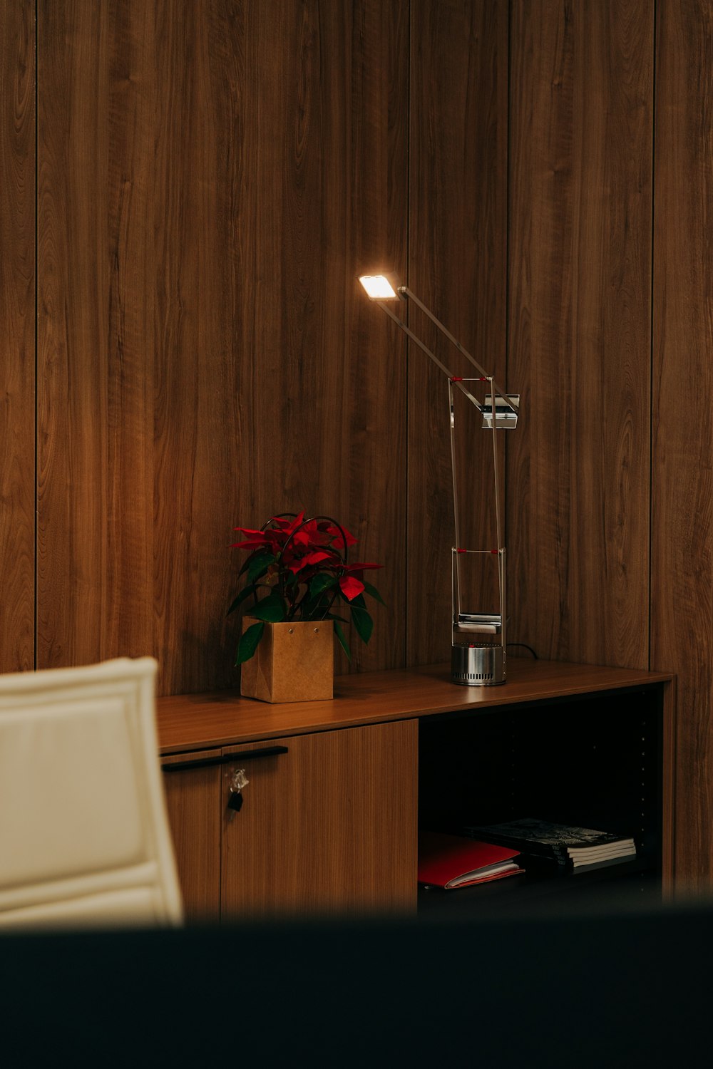 un bureau avec une lampe au-dessus