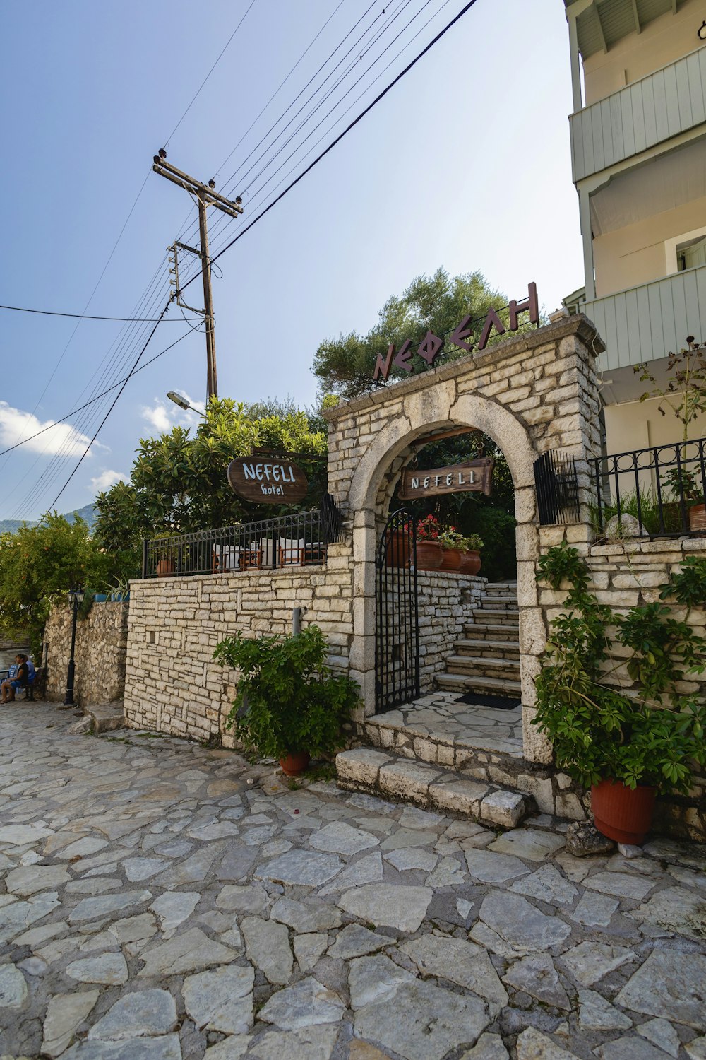 un edificio de piedra con una puerta frente a él