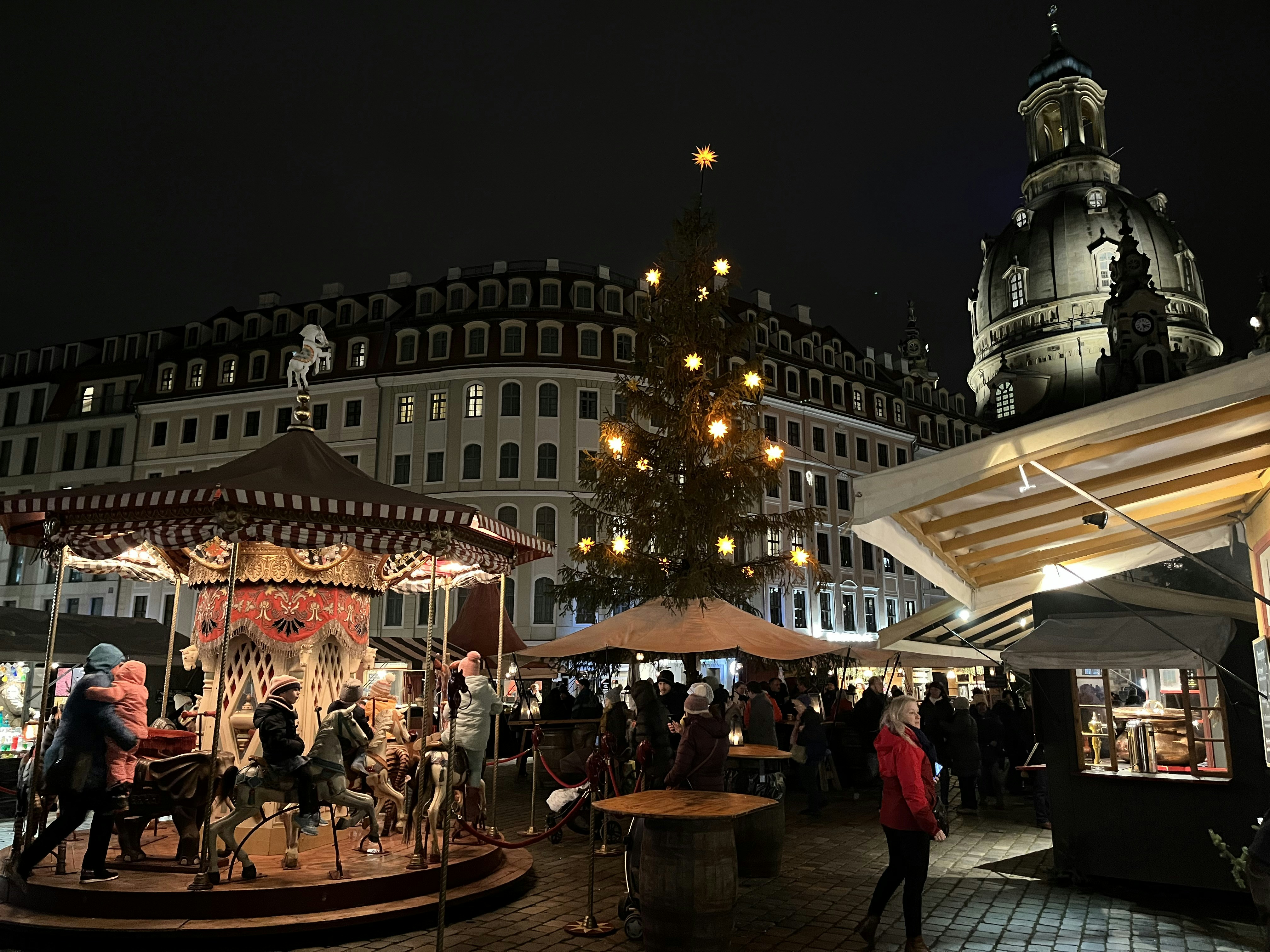 A group of people standing around a christmas tree photo – Free 德累斯顿 ...