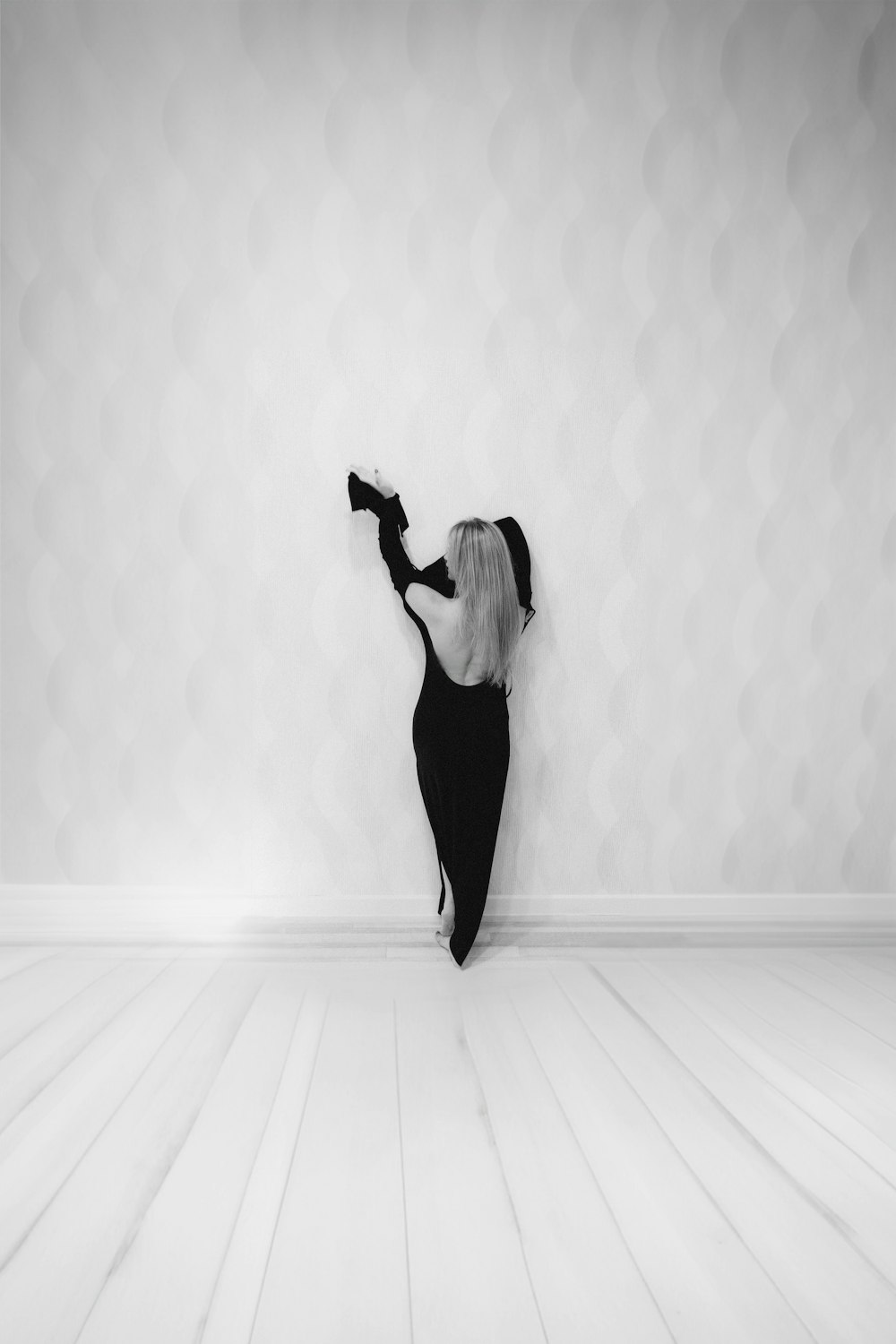 une femme dans une robe noire danse