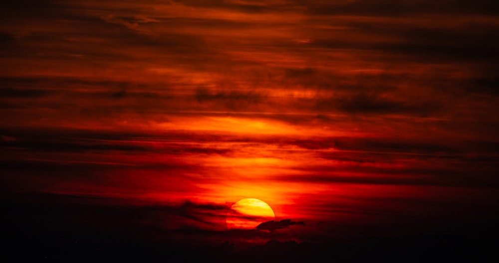 Le soleil se couche sur les nuages dans le ciel