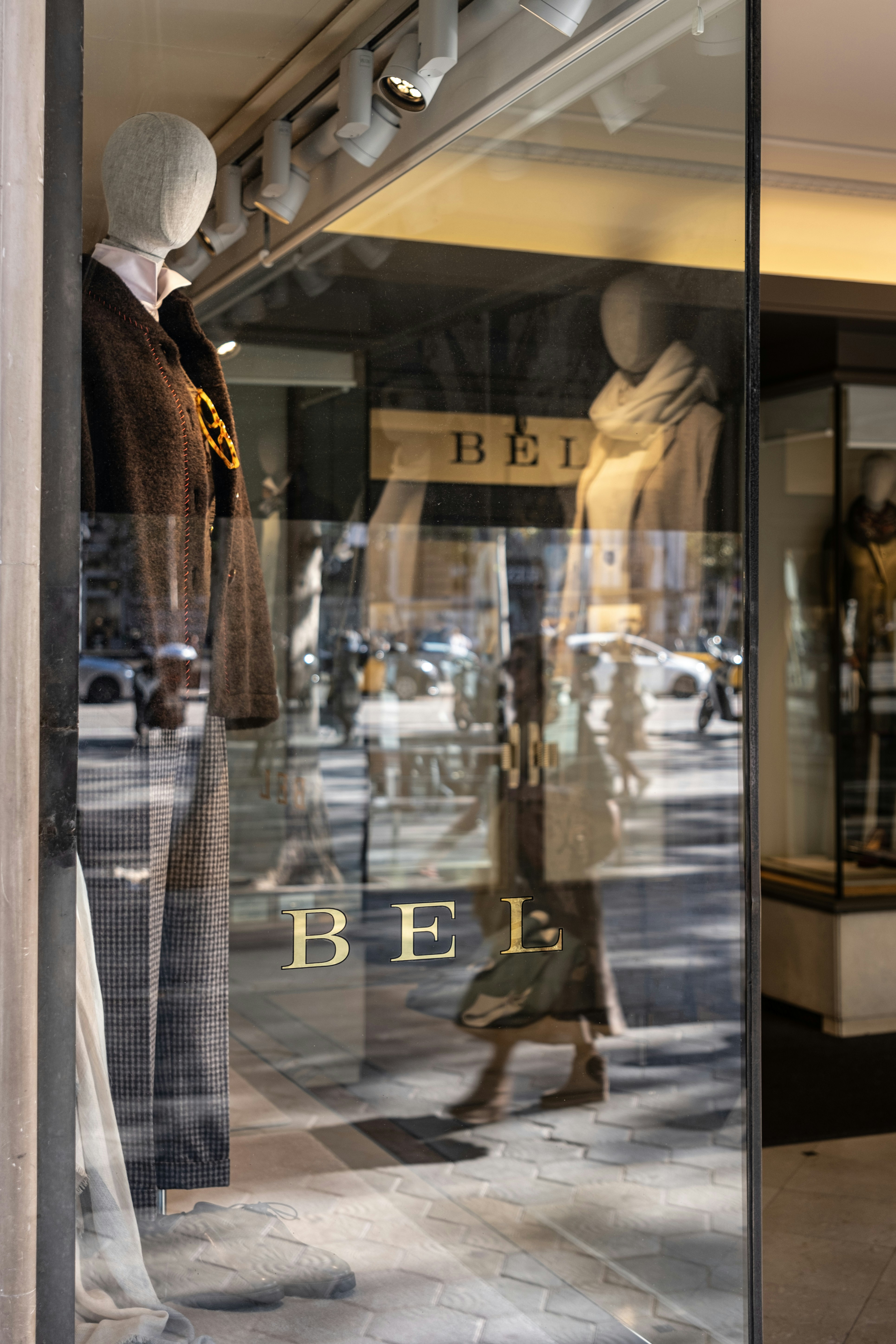 La cabeza de un maniquí en el escaparate de una tienda de ropa