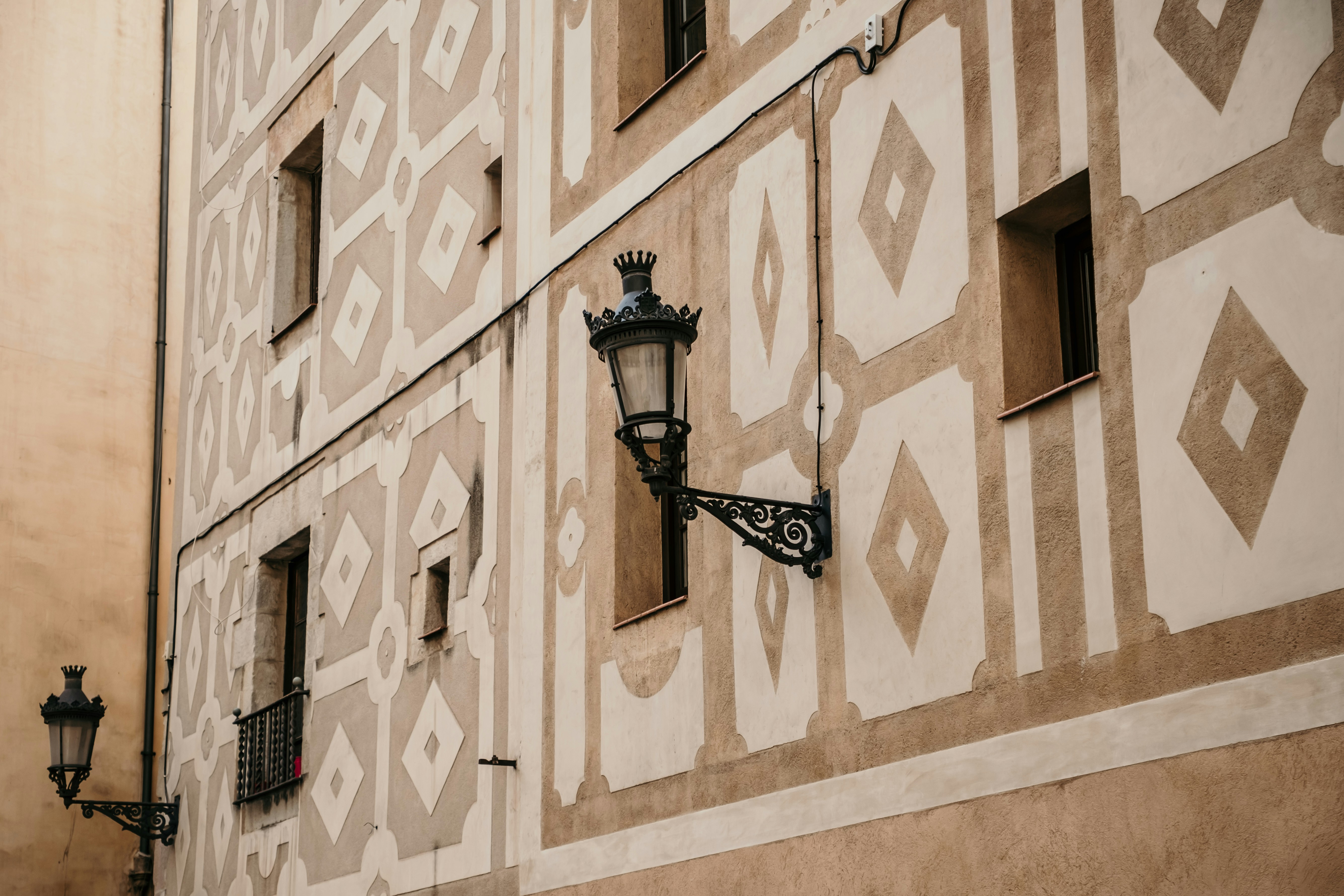 una farola en el costado de un edificio