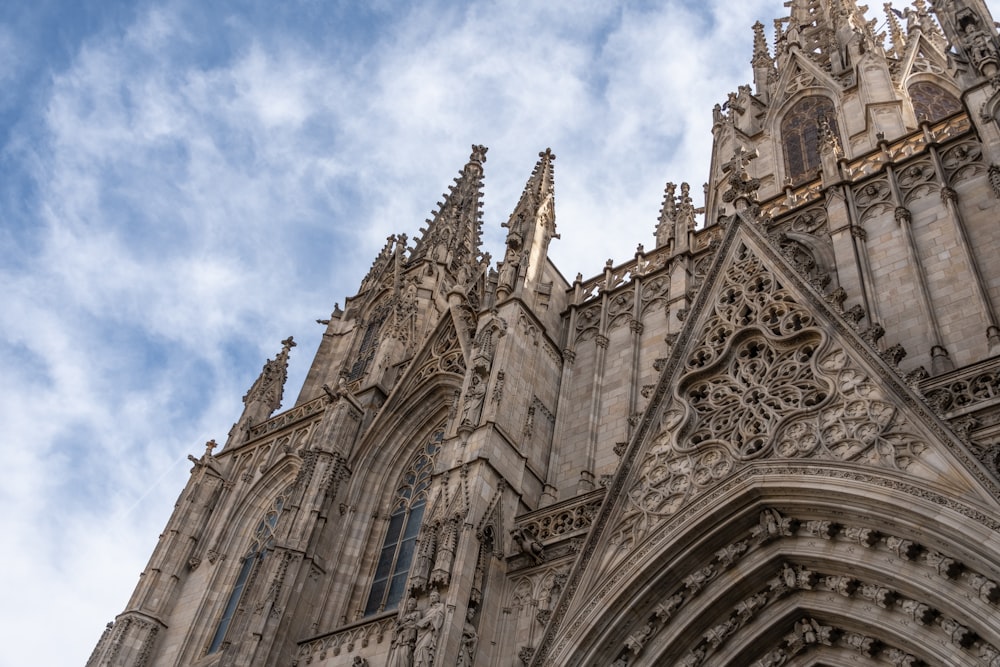 Una catedral muy alta con un fondo de cielo