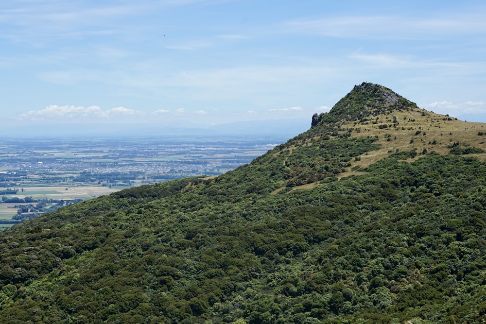 uma grande colina com uma pequena colina no topo dela