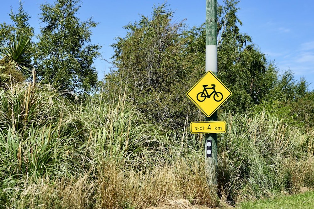 um sinal amarelo com uma bicicleta sobre ele