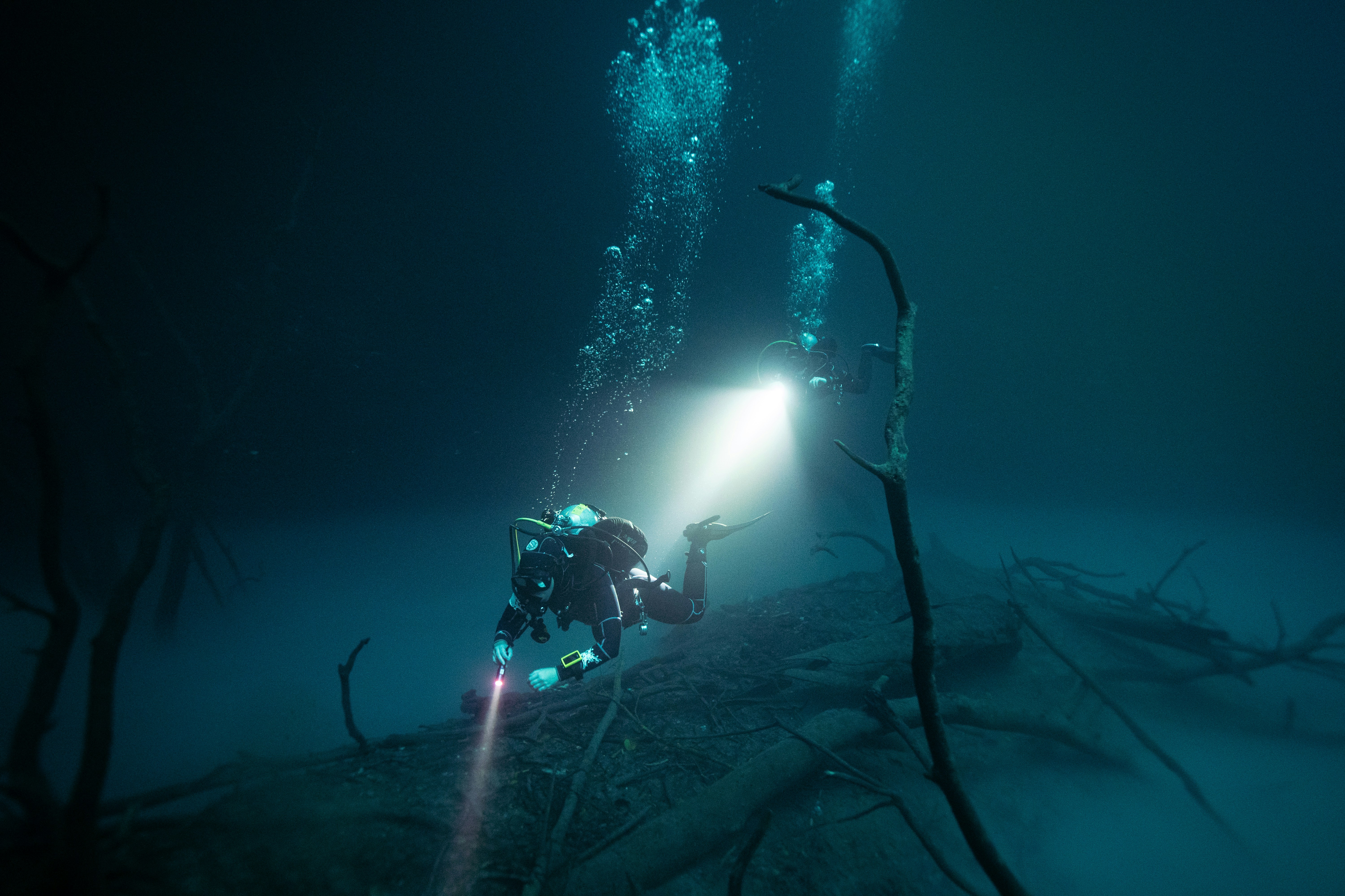 Choosing the Right Diving Flashlight and Scuba Accessories Wholesale