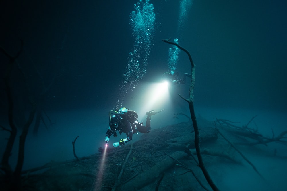a scuba in the water with a flashlight