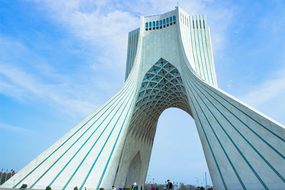 un edificio molto alto con uno sfondo di cielo