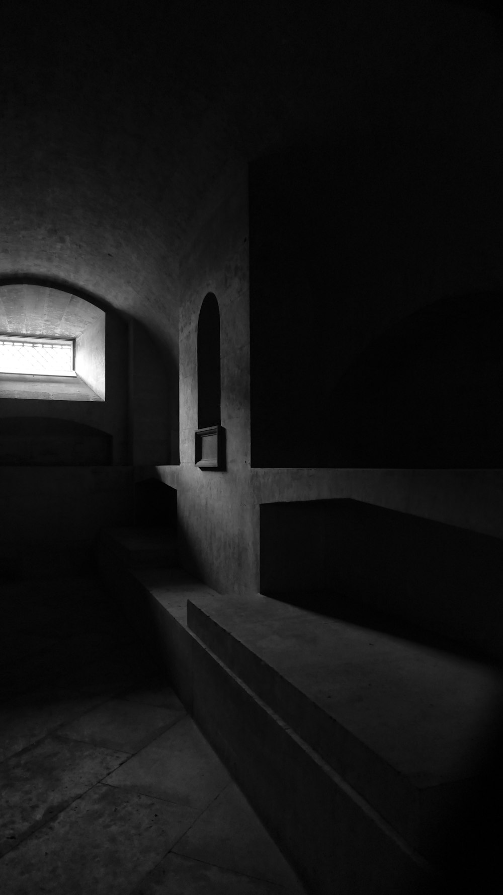 Una foto in bianco e nero di una stanza poco illuminata