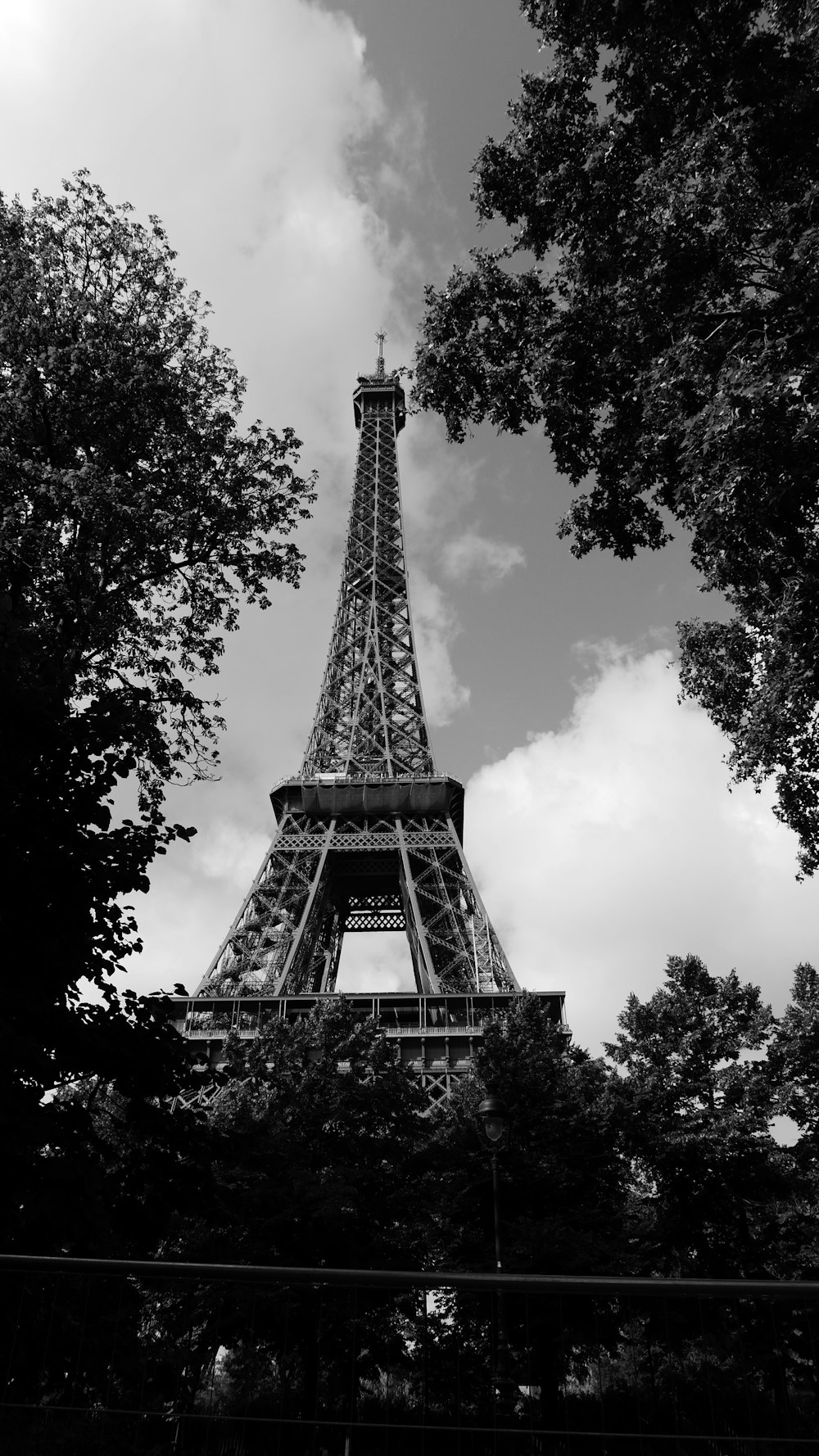 Une photo en noir et blanc de la Tour Eiffel