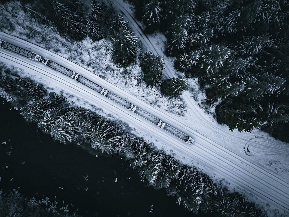 une vue aérienne d’une route dans la neige