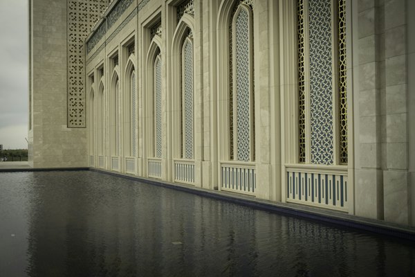 A reflection of a building in a pool of water — Turkistan, Kazakhstan
