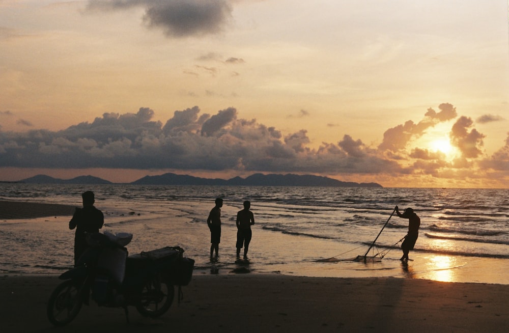 un groupe de personnes debout au sommet d’une plage