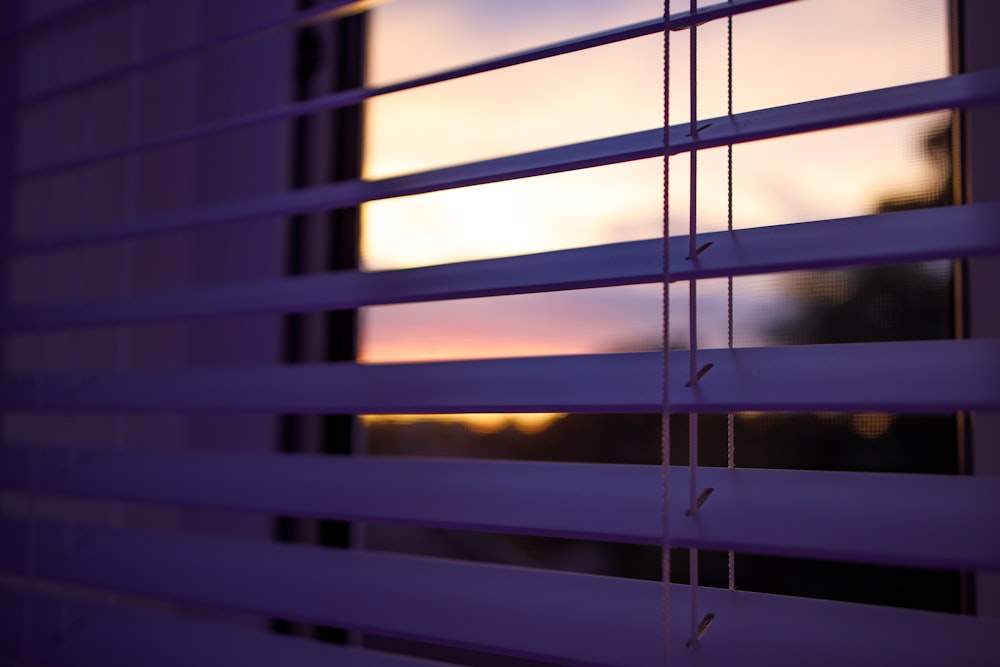 Eine Nahaufnahme eines Fensters mit geschlossenen Jalousien