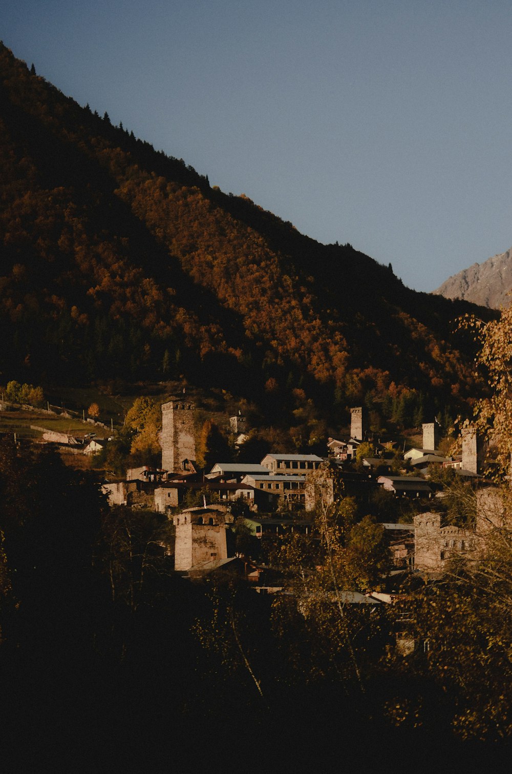 Una vista de un pequeño pueblo en las montañas