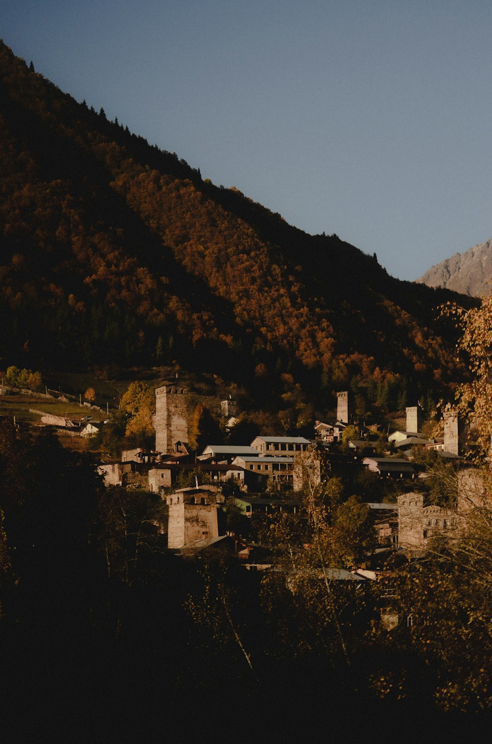 Blick auf eine kleine Stadt in den Bergen