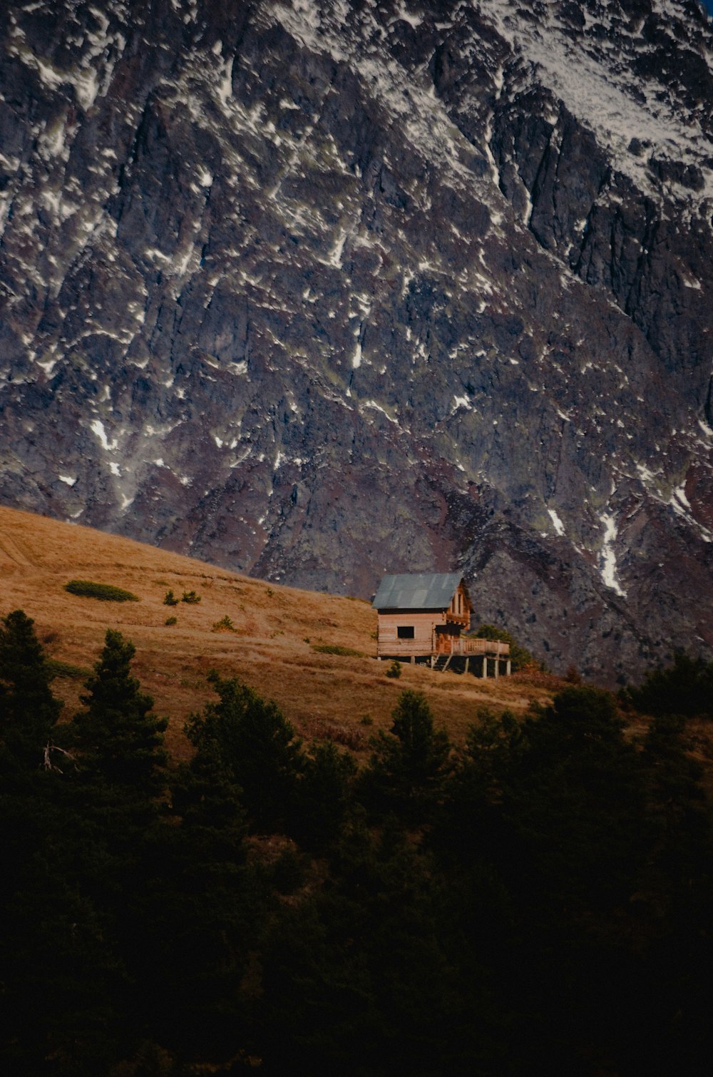 une maison sur une colline avec une montagne en arrière-plan