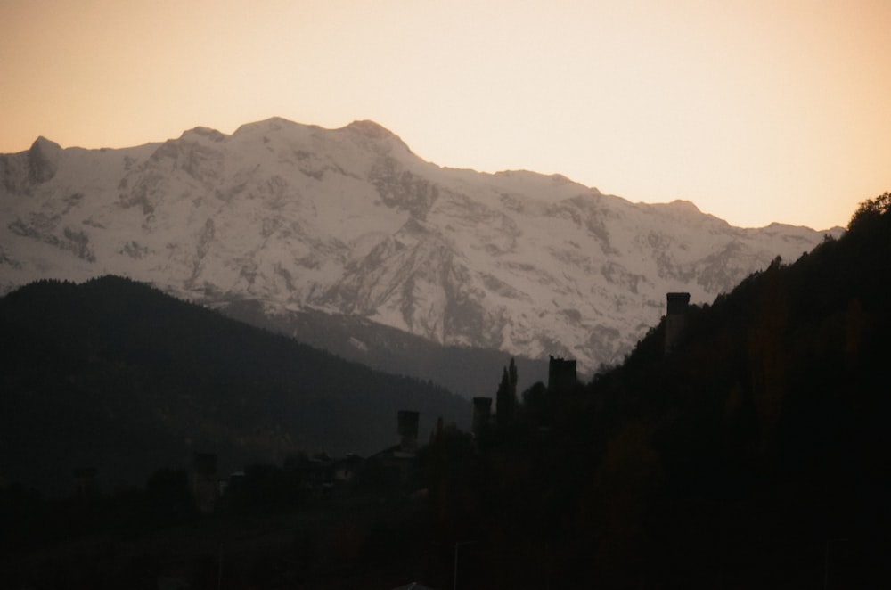 Una vista di una catena montuosa innevata al tramonto