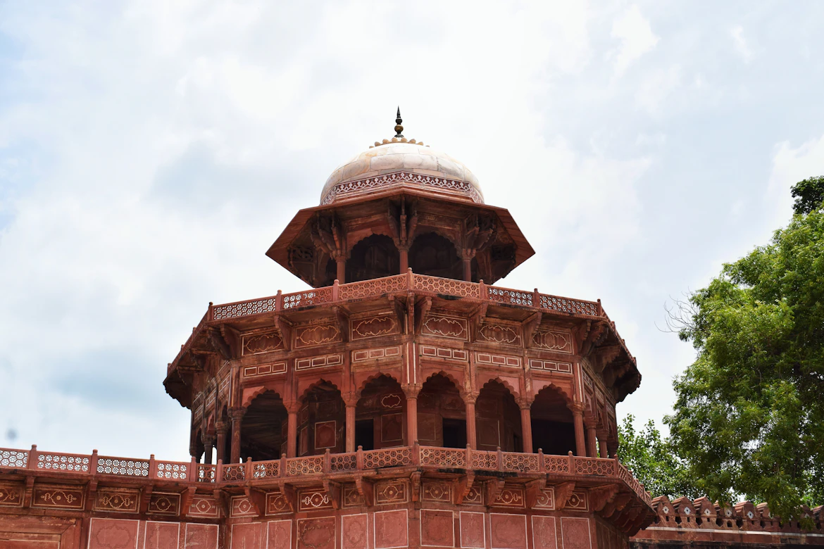 Intricate geometric carvings of Agra Fort