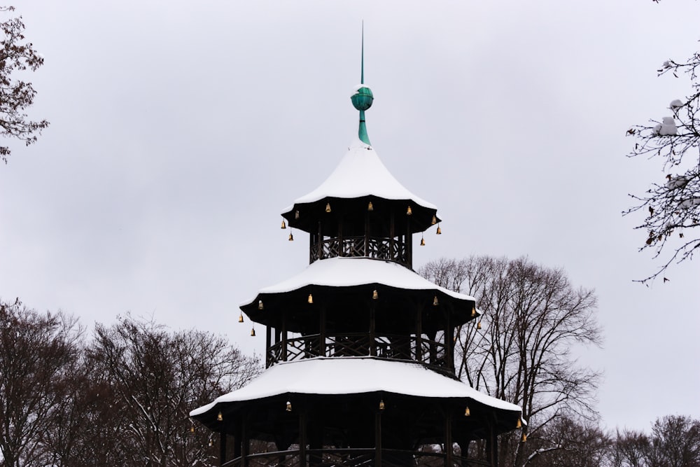 uma torre alta com um relógio em cima dela