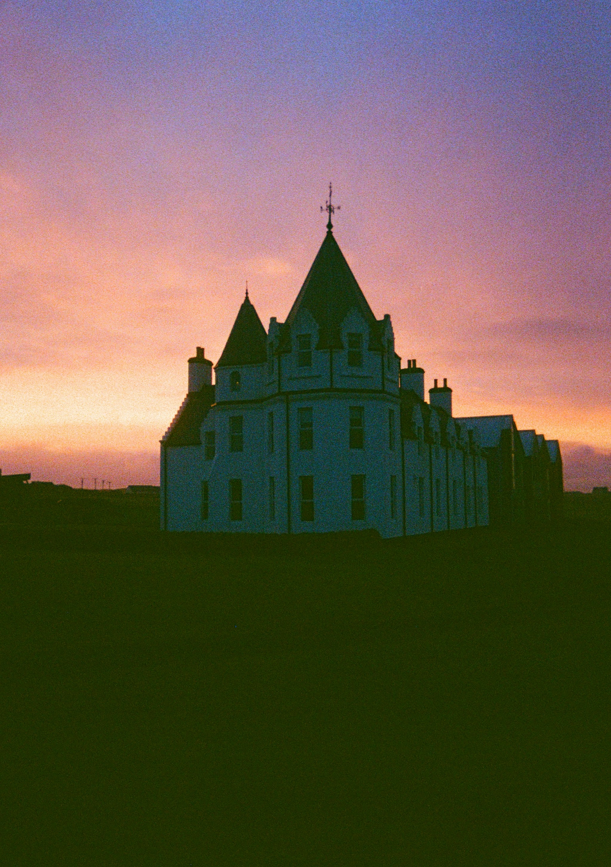 un gran edificio blanco con una cruz en la parte superior