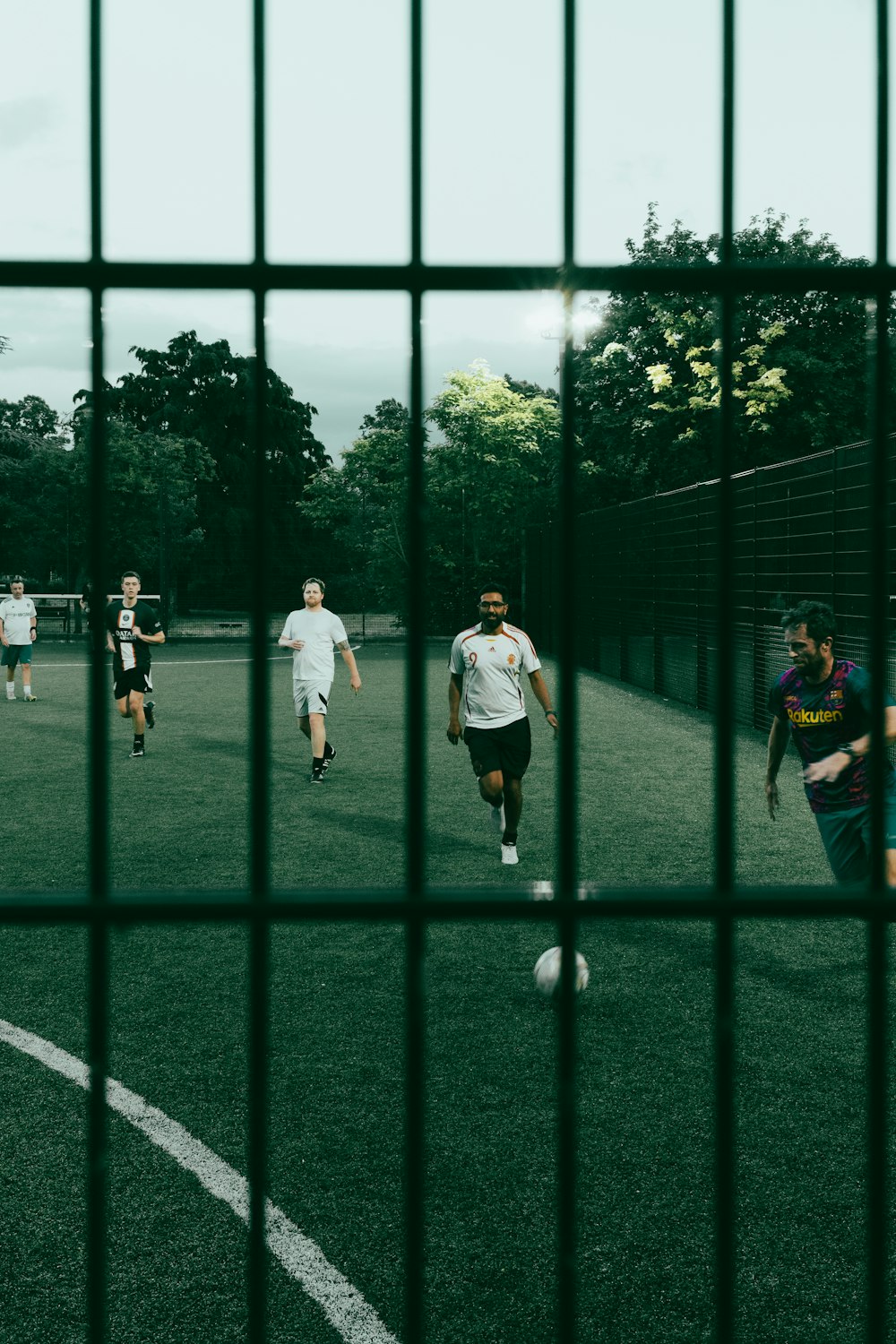 um grupo de jovens jogando uma partida de futebol