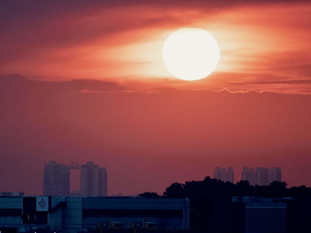 El sol se está poniendo sobre el horizonte de una ciudad