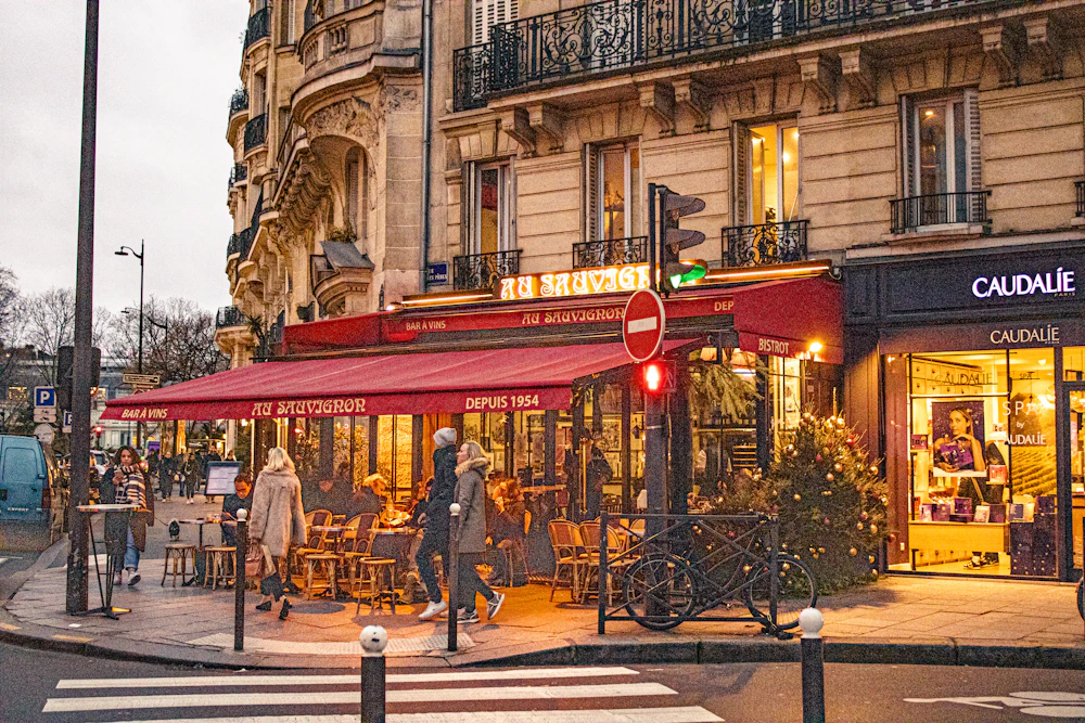 Esquina de café tradicional em uma rua de Paris