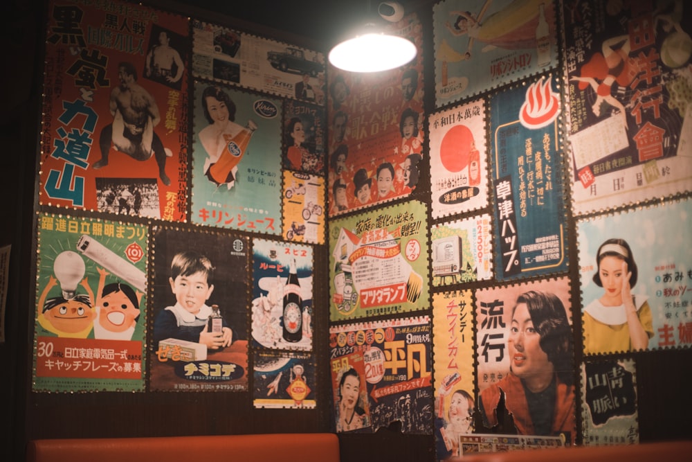 um restaurante com uma parede coberta de cartazes