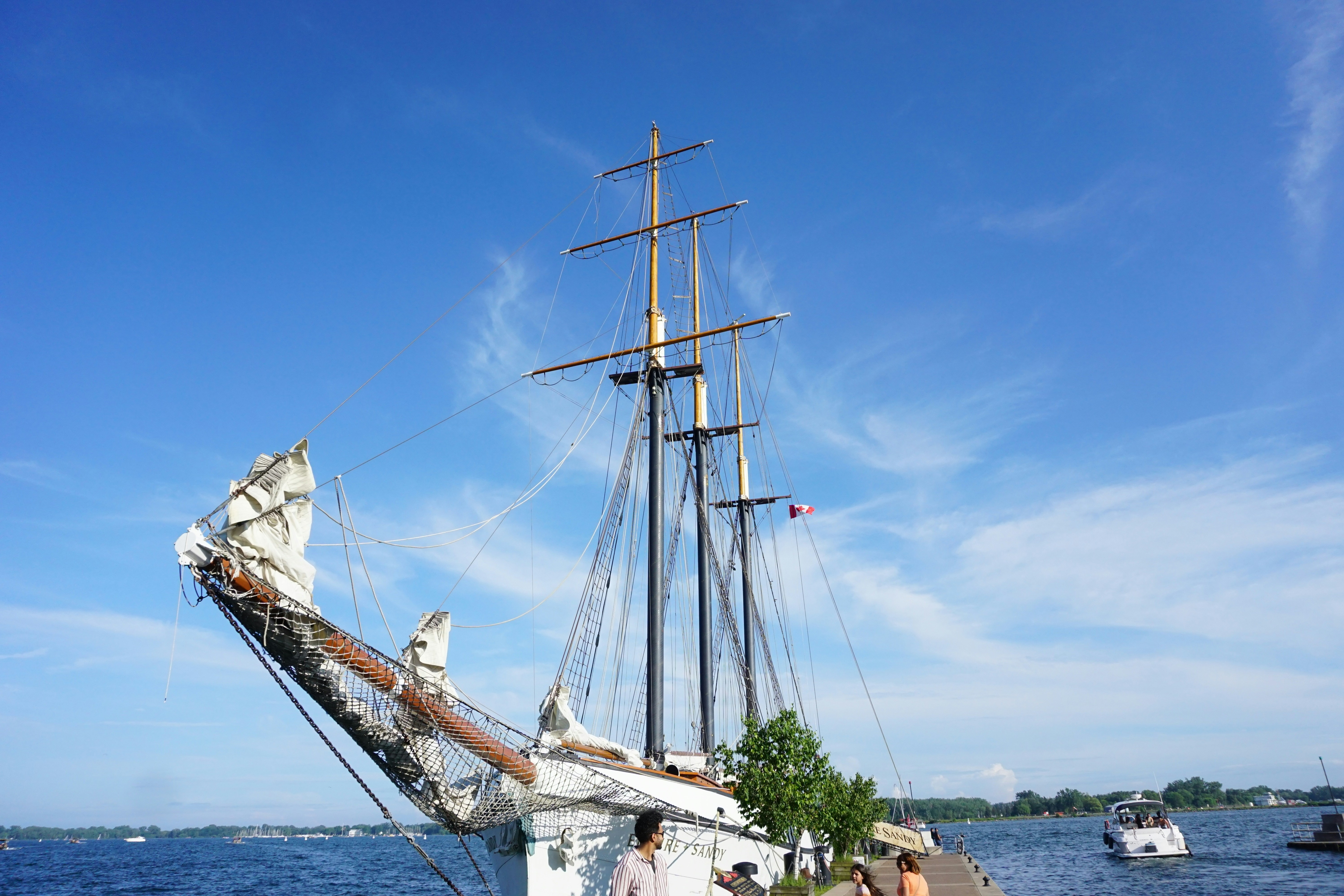 Un bateau naviguant paisiblement au Harbour front de Toronto lors d une belle journée d été