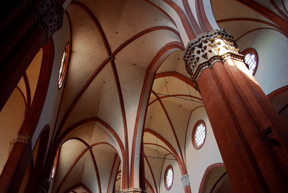 die Decke einer großen Kathedrale, an deren Decke ein Kronleuchter hängt.