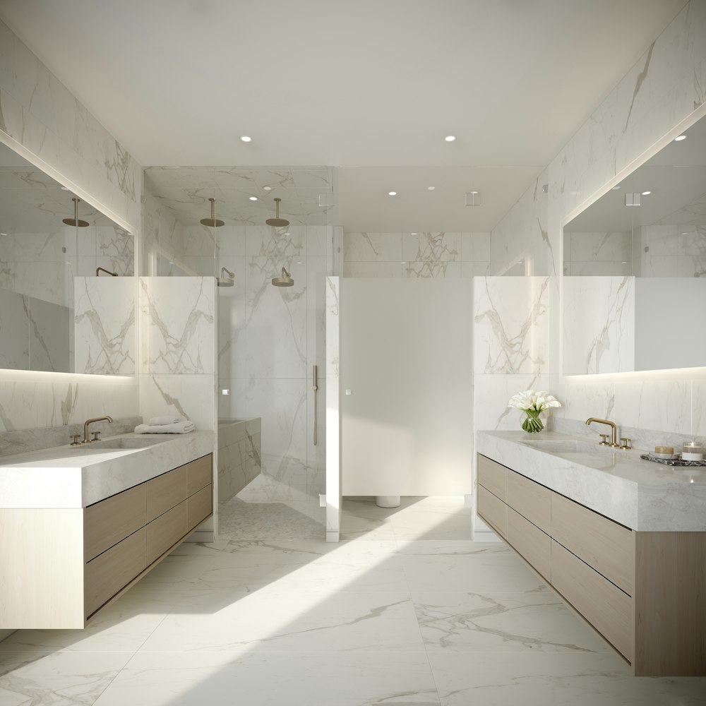 un ampio bagno con ripiani in marmo e lavandini