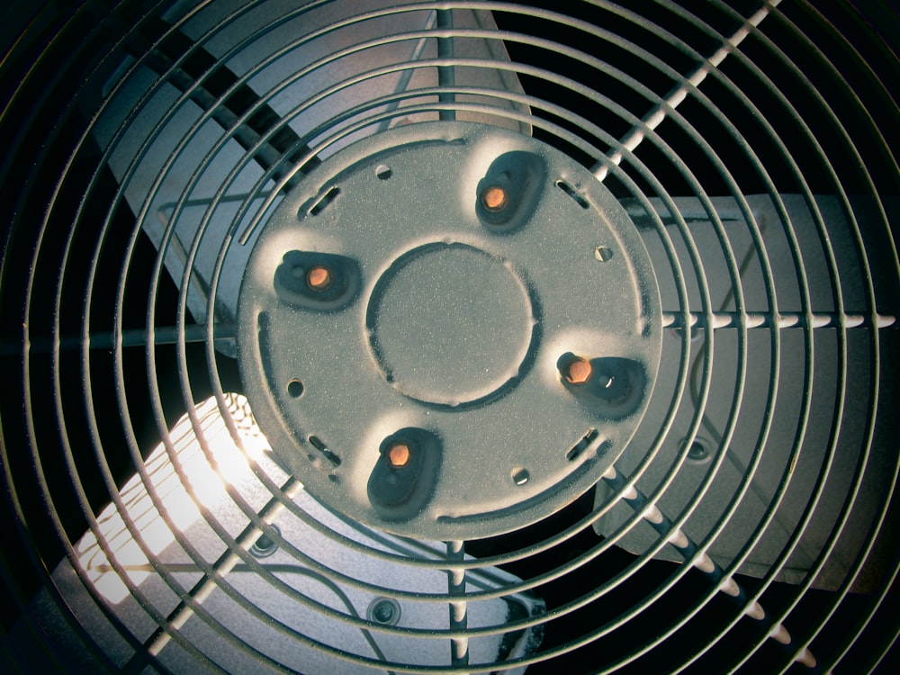 um close up de um ventilador de metal em uma mesa