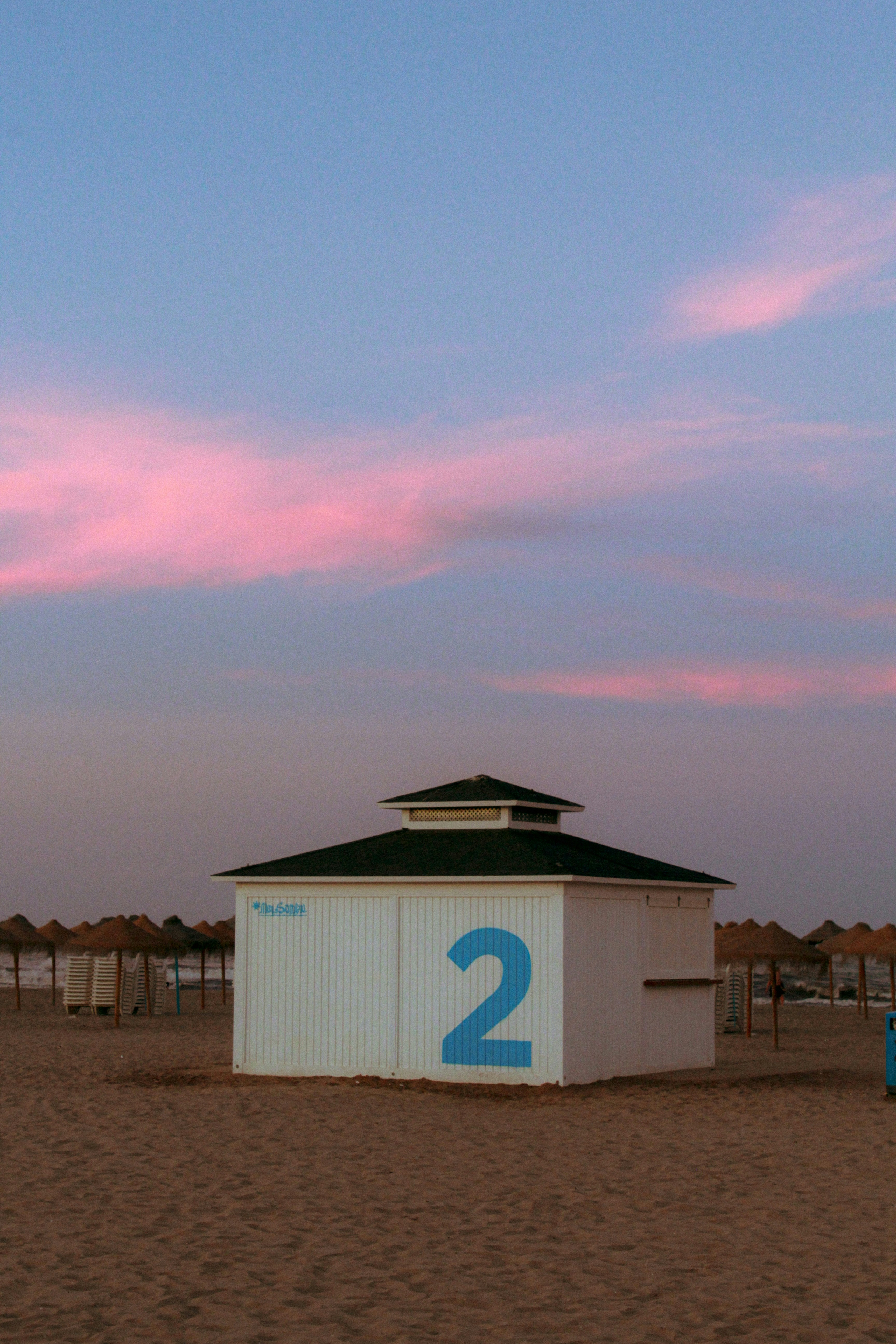 un atardecer en la playa de valencia, españa.