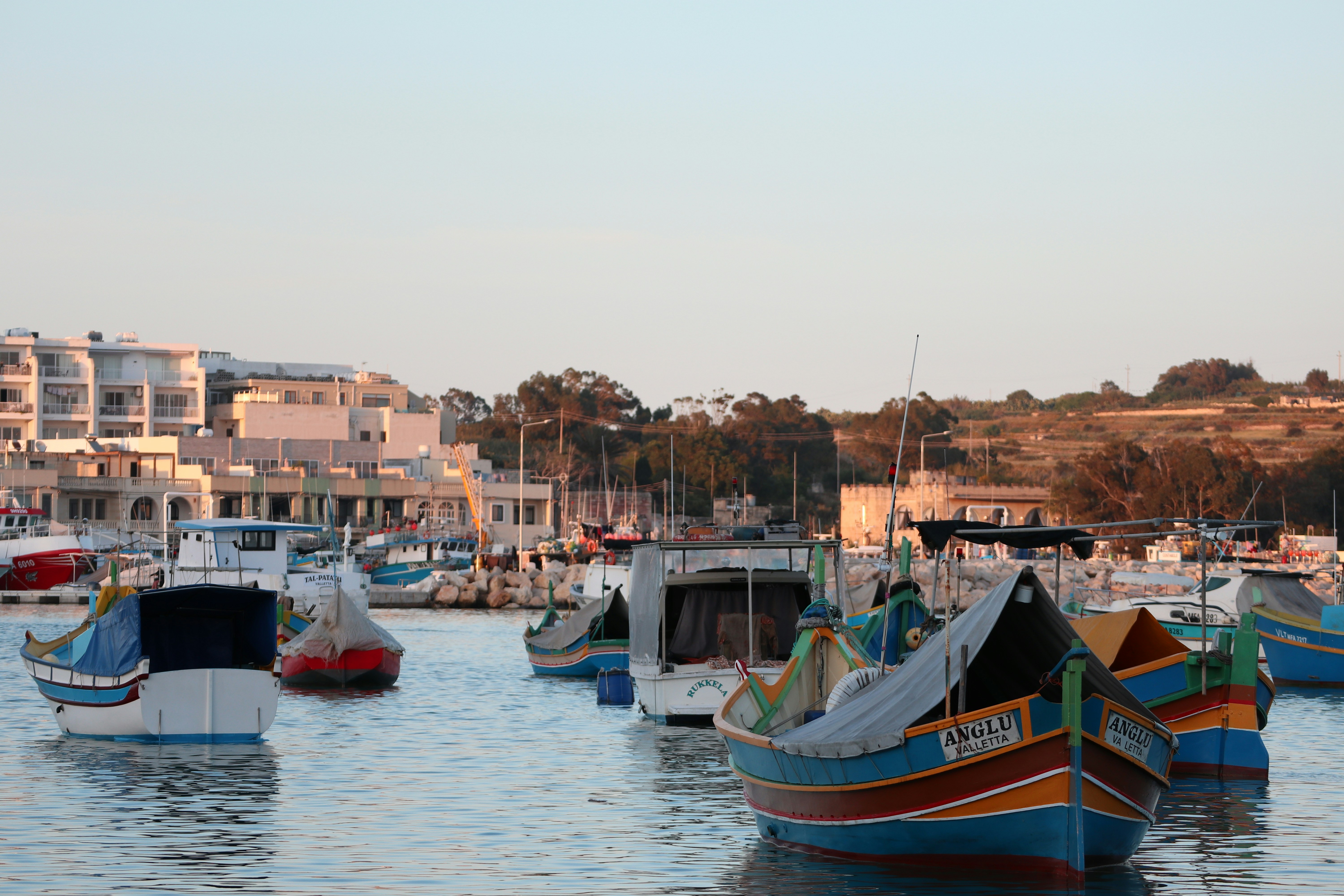 水面に浮かぶボートのグループ