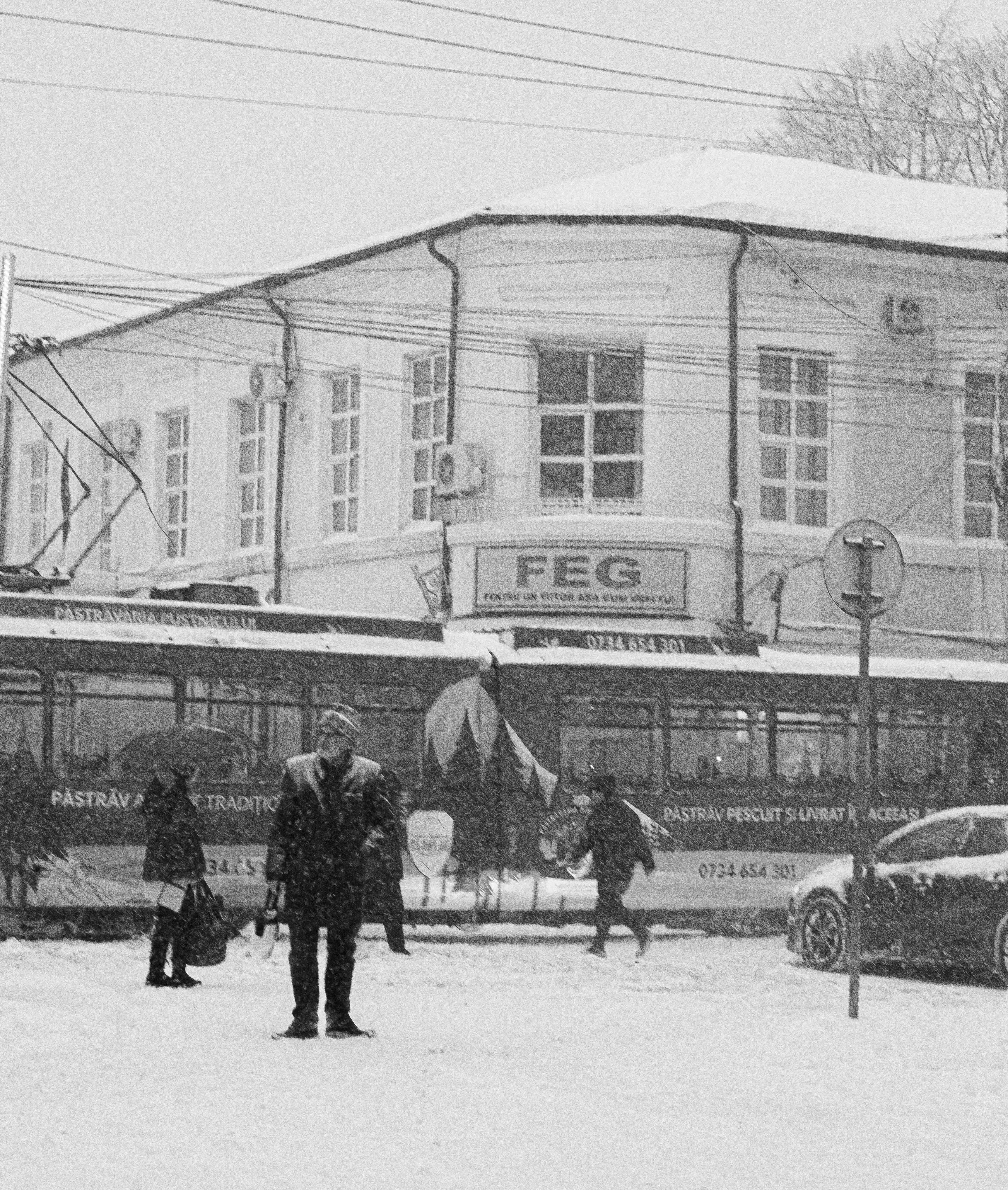 ein Schwarz-Weiß-Foto von Menschen, die im Schnee stehen