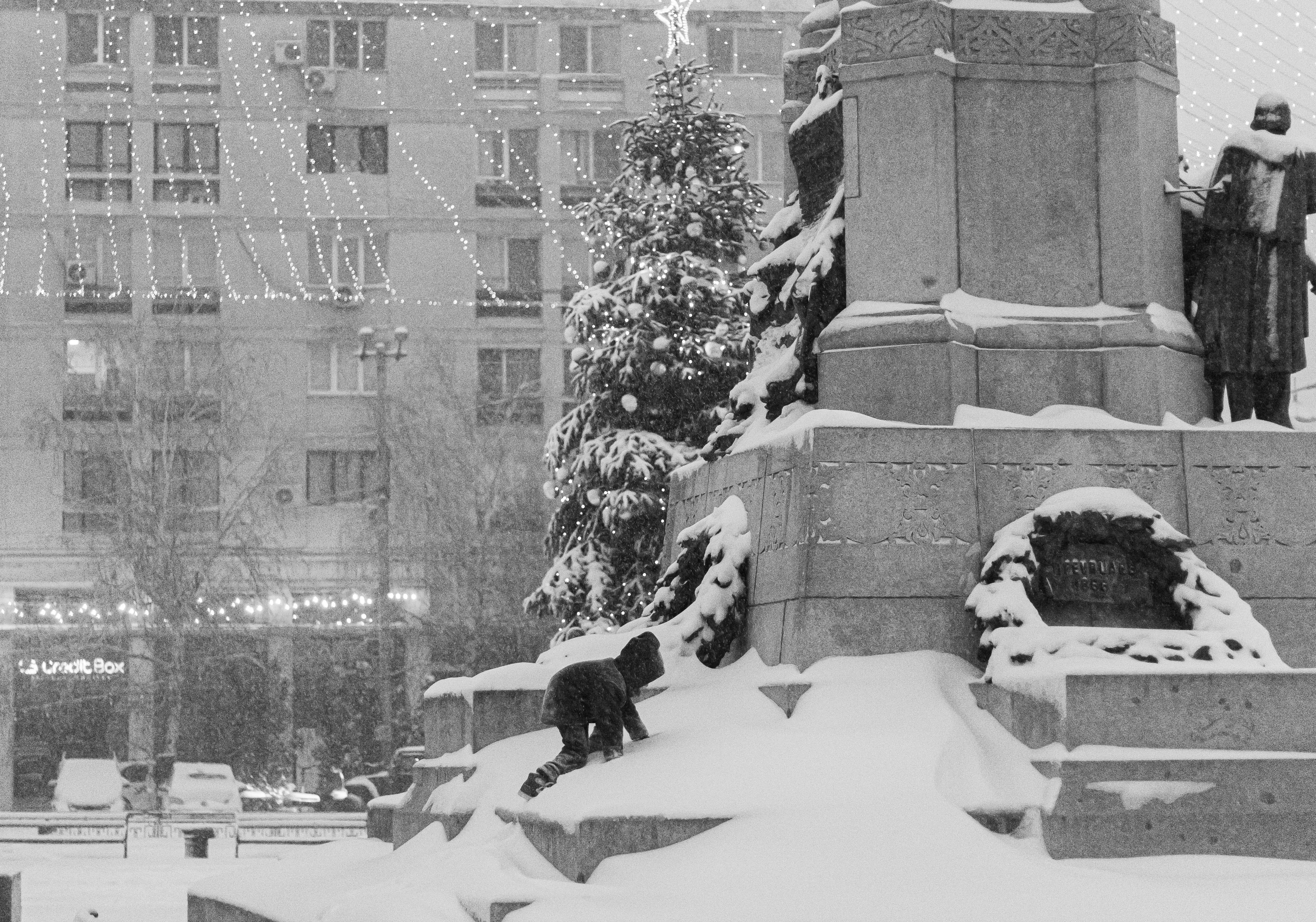 ein Schwarz-Weiß-Foto einer Statue im Schnee