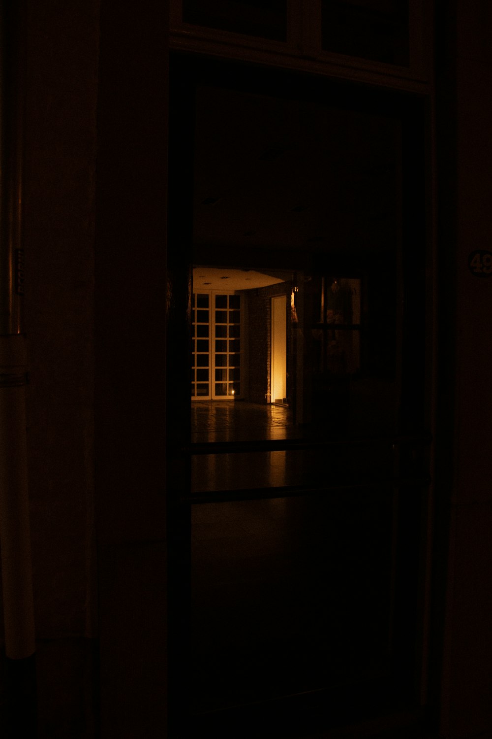 eine offene Tür in einem dunklen Raum in der Nacht